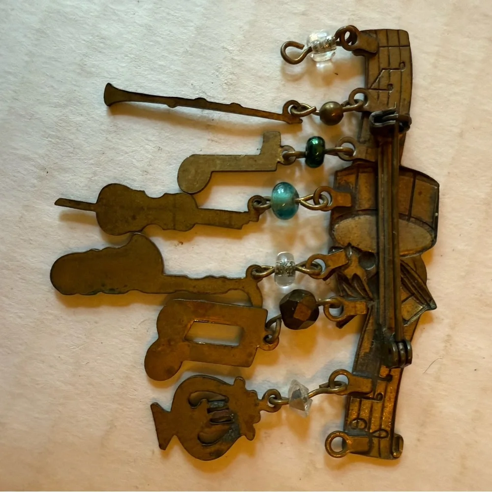 Musical Instrument pin / brooch Bronze